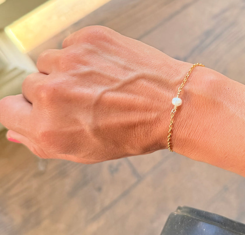 Single Gold Pearl Bracelet